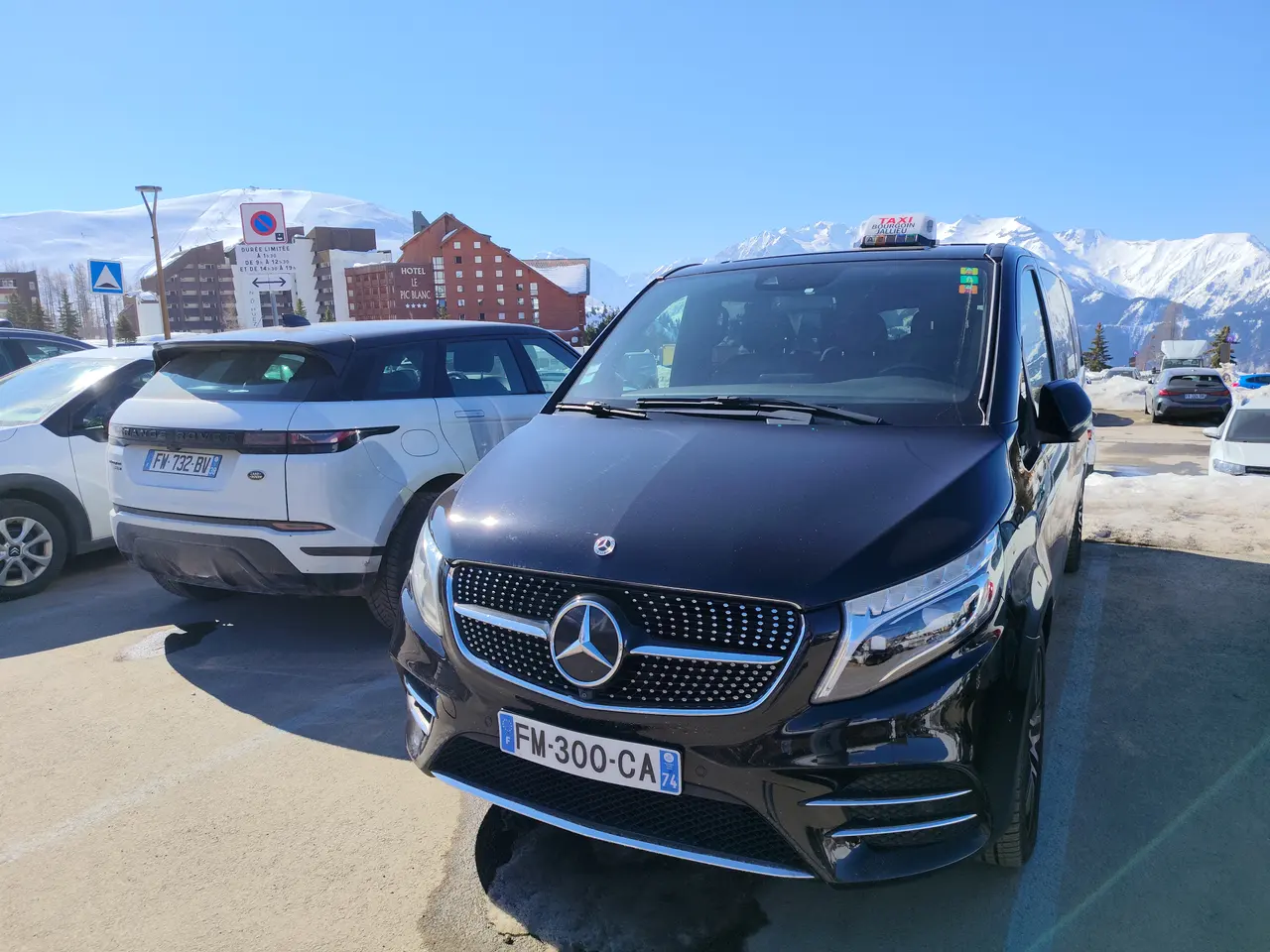 Van Mercedes Classe V de Taxi Bourgoin en station de ski des Alpes