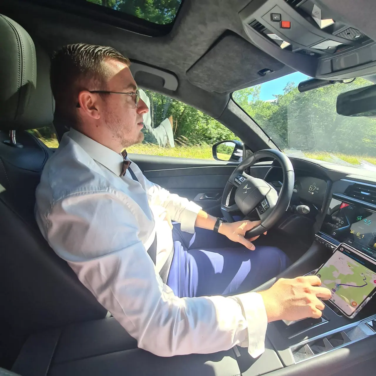 Aurélien Doche, chauffeur de taxi indépendant à Bourgoin-Jallieu, devant son van Mercedes Classe V
